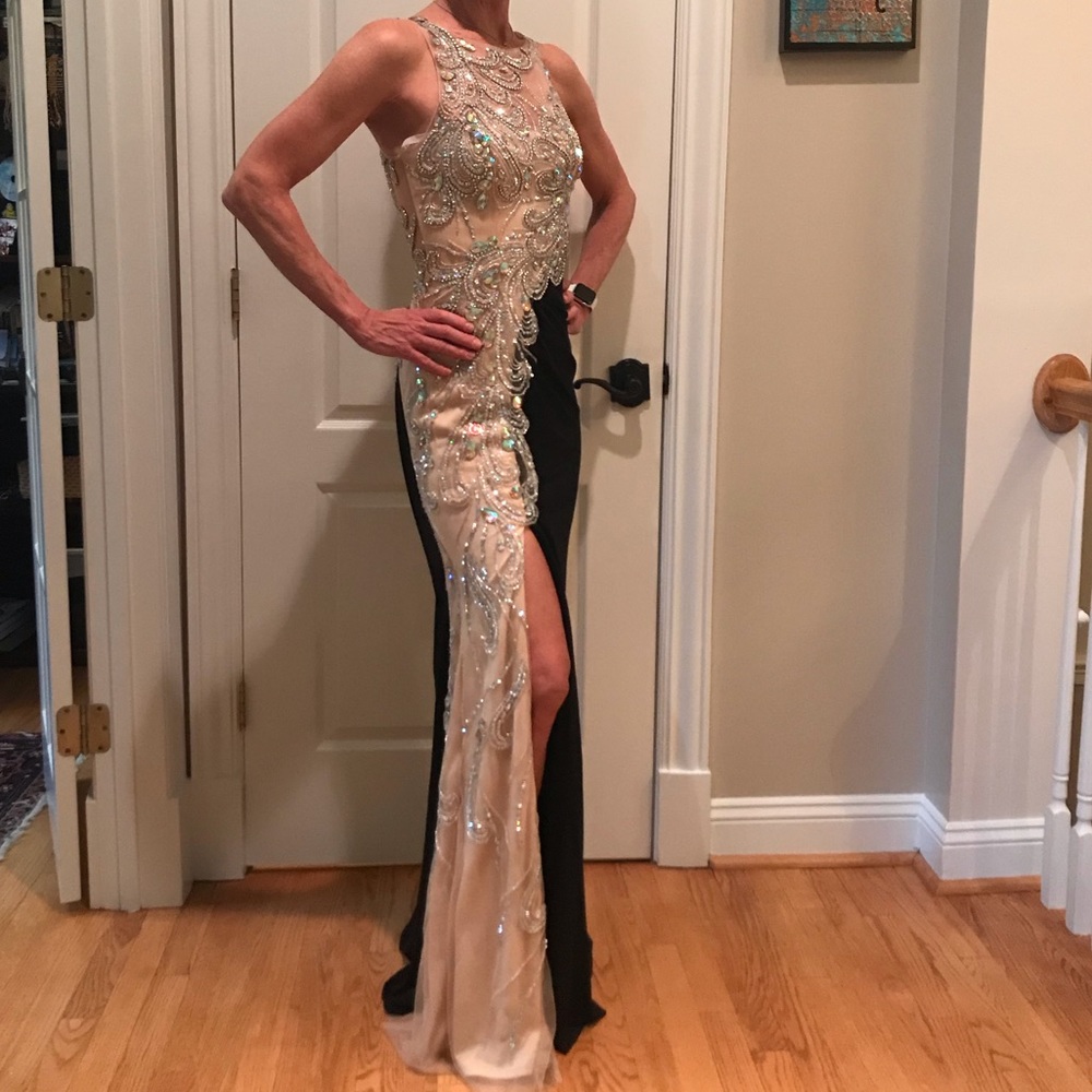 New Cache’ size 2 black/flesh tone/sequin gown